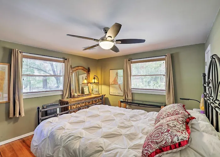 Holiday home W/ Gas Grill - Walk To Brewing Co *